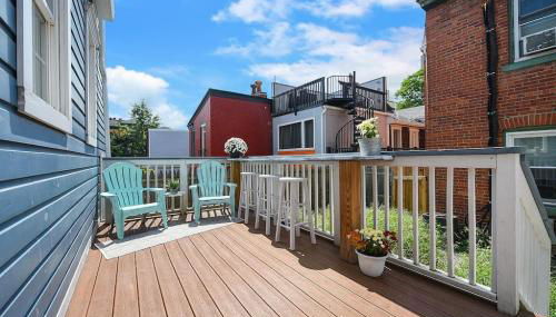 HostWise Stays - The "Row" House - Beautiful Space, Two King Beds - Photo 4