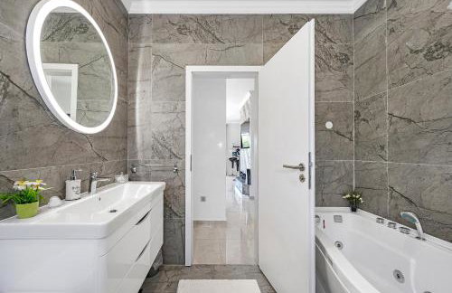 Villa VERONICA with CINEMA PROJECTOR by the HEATED POOL and JACUZZI - Foto 46