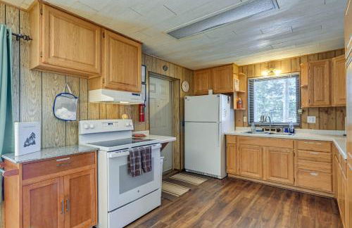 Lakefront Townsend Cabin with Fire Pit and Dock! - Foto 10