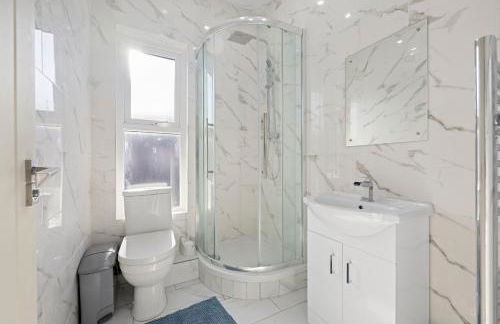 Three Bedroom House By Brookland Stays Serviced Accommodation Short Lets Manchester With Free WiFi - Foto 2