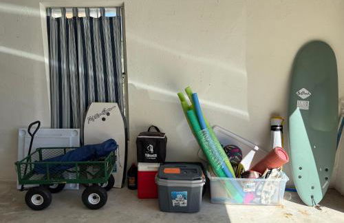 Walk to waves Beautiful 3-Bedroom with pool steps from beach - Foto 27