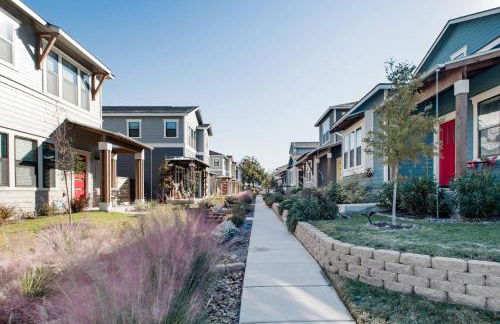 Explore the River Walk from Artsy Designer Retro Chic Home - Foto 40