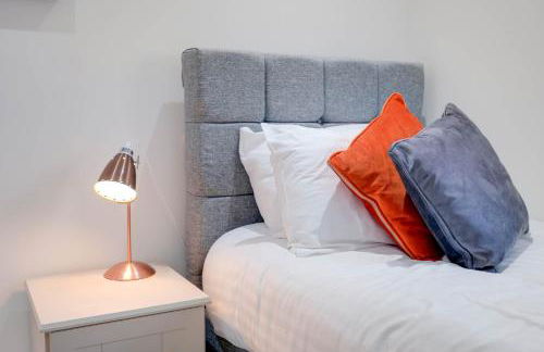 Luxurious 1 Bed Serviced Apartment with Wi-Fi - Photo 53