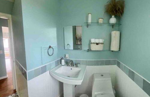 Nautical Endeavors Beach House Steps from Surf - Foto 15