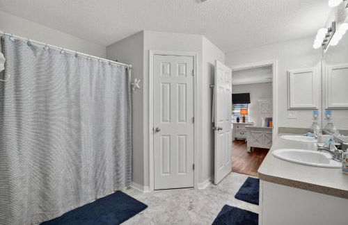 Spacious 4BR Retreat with Heated Pool & Spa home - Foto 37