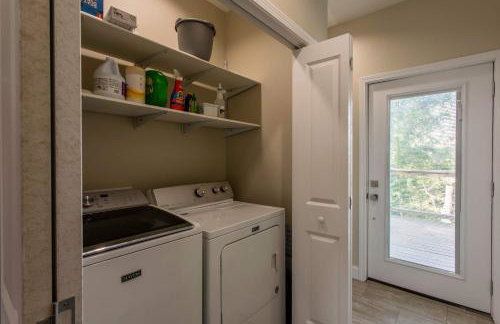 3BR House By Lake with BBQ Fire Pit & EV Charger - Foto 23