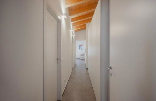 GoHost - The Corridor near the Station - Foto 1