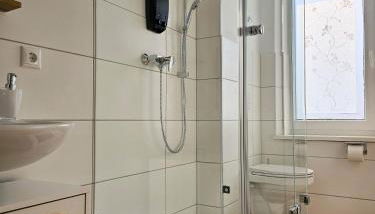 Schöne große Ferienwohnung 79m2 und 2 Bäder, Zentrumnah, 2OG - Foto 5, Shower