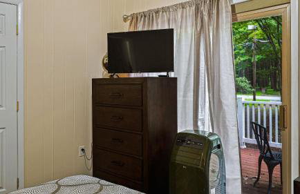 Frolic on Fern by Avantstay Enclosed Deck w/ Forest Views, Bar - Foto 34