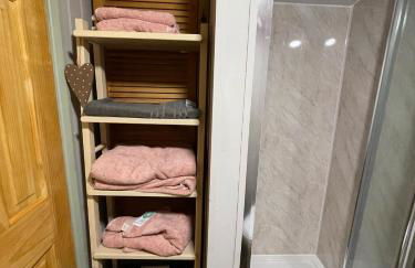 Oakley View Shepherds Hut with hot tub - Photo 16