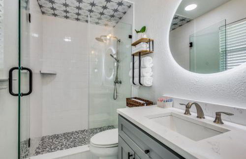 Stunning Lake House with a Pool and Hot Tub - Photo 15