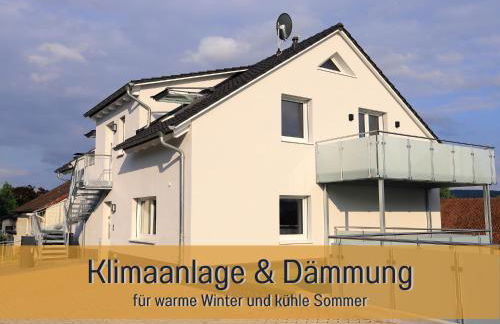 Ferienhaus Höckelheim- 300qm - 3 Wohnungen - 12 Zimmer - bis 18 Gäste - Kleinkinder reisen gratis - für Familien und Gruppen - Küchen mit Spülmaschine Backofen, Mikrowelle - Smart-TV - WLAN - Fußbodenheizung, Klimaanlage & Raffstores - nähe Göttingen - Foto 42