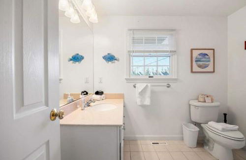 Stunning Home with Water Views - Foto 21