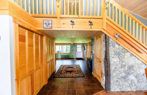 The Chalet - Spacious 7 bedroom near Sugarloaf, on Snowmobile and UTV trails, Hiking, Golf and Flagstaff Lake across the street - Foto 13