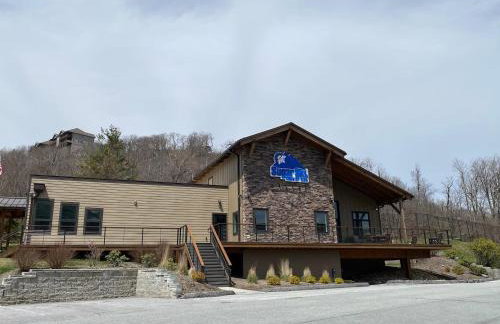 Ski-In Ski-Out Sugar Mountain Getaway with Views and Heated Pool, Hot Tub, Sauna, Gym, and EV - Foto 17