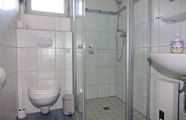 Inviting log House With 2 Terraces and Cozy Fireplace in Damp - Foto 12