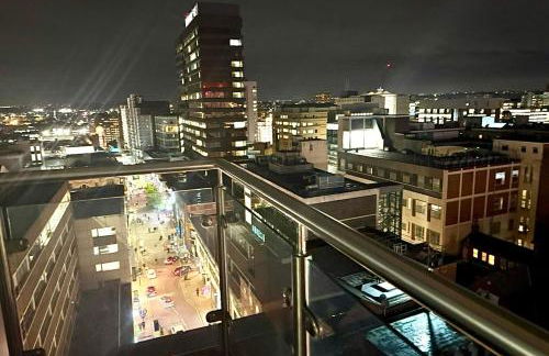 Award Winner of 2026 &2025 traveller & Best guest rated apartment, two bedroom, #1 Leeds city centres most central location, Great 180 degree views,balcony , PARKING onsite, Netflix & WiFi - Foto 61