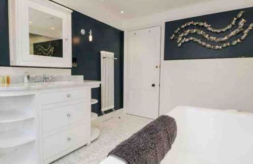 Bank Chambers in Bowness with Hot Tub and Lake Access - Photo 16