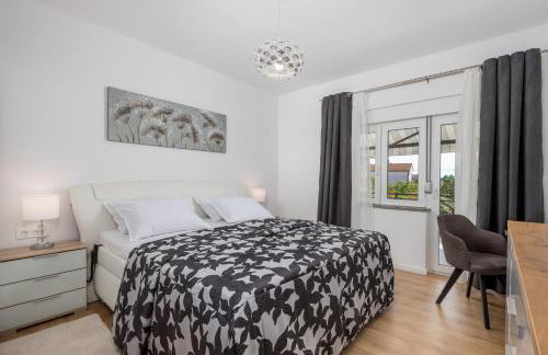 Apartment Flowers - Photo 4