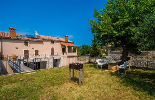 LUXURY VILLA ON SPACIOUS PRIVATE PROPERTY - Photo 11