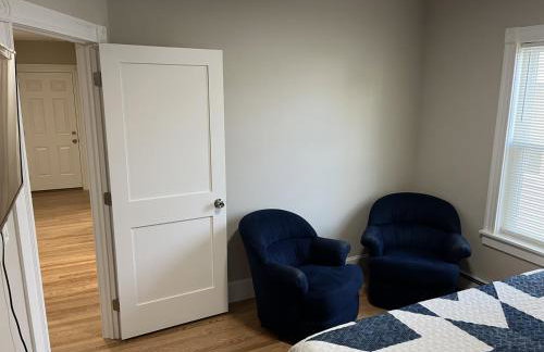 Downtown Apt King Beds Mins to Salem - Photo 10