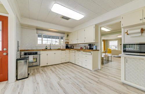 Walk to Beach Cozy Home with Deck in Smith River! - Foto 9