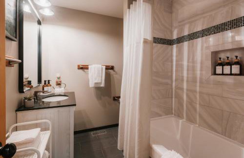 Secluded Catskills 3BR with Hot Tub & Roof Deck - Foto 17