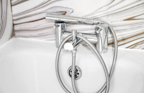 Stylish Five Bedroom House - Parking - Terrace - Fast Wi-Fi 974P - Foto 58