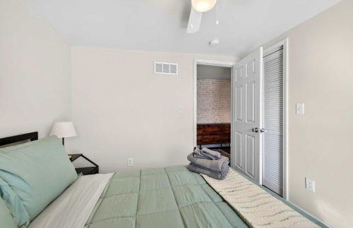 Trendy City Escape Perfect St Louis Location - Photo 24