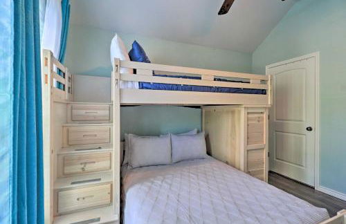 Unwind Fireside! Harker Family Retreat with Yard - Foto 23