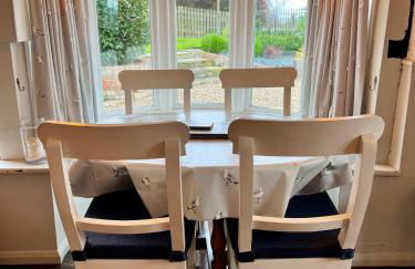 Cosy Coastal 2-Bedroom Cottage with Hot Tub and Log Burner - Foto 9