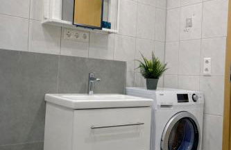 STN Royale Suite - Ferienwohnung mit 4 Schlafzimmer, 8 Big Beds, Parkplatz & Balkon, Highspeed WLAN, Netflix Premium, Zentral zu Audi & Schwarz Gruppe - Foto 22