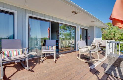 St Helena Island Retreat with Deck Walk to Beach - Foto 22