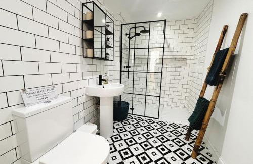 Potters Lodge - private parking & self check in - Foto 16