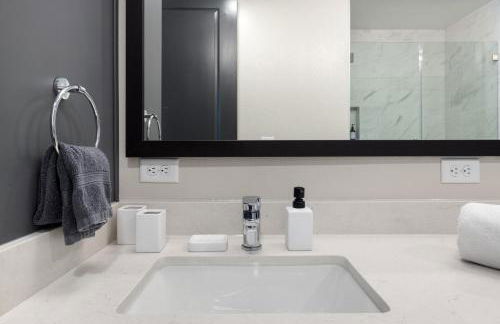 Modern Comfort North Austin with Balcony and Workspace - Foto 29