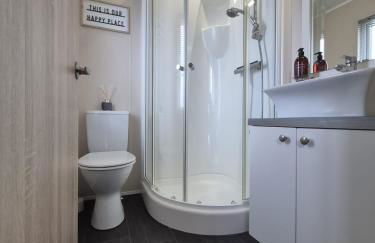 The Blue Lagoon 2 bedroom lodge with hot tub - Foto 20