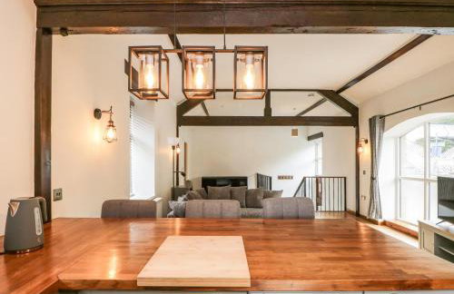 Coach House - Photo 15