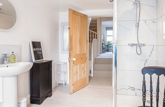 Stunning Townhouse with Large Garden - Photo 43