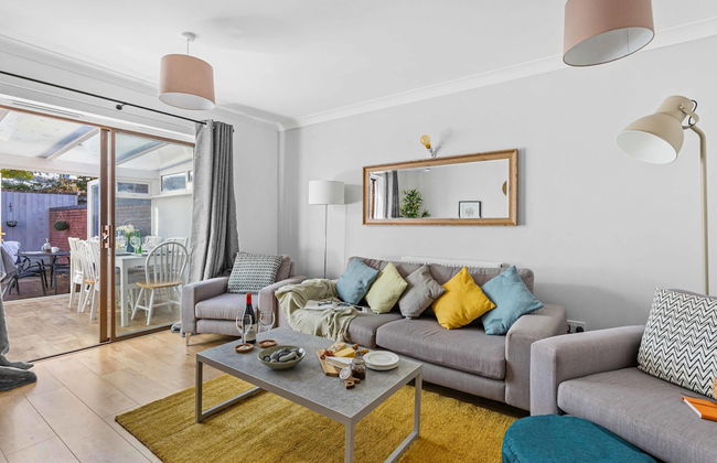 Chandlers Walk Modern Comfy Family Home in Exeter - Photo 6