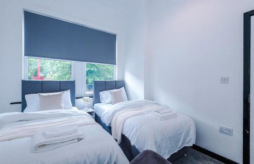 Spacious 5 bedroom house near Leeds City Centre sleeps 12 suits contractors with free parking - Foto 73