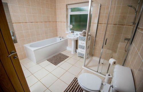 Round Park - A large dog friendly one level holiday cottage for groups and families - Photo 14