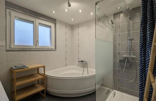 Chalet spacieux avec sauna, spa et baby-foot, proche stations de ski - FR-1-589-671 - Foto 18