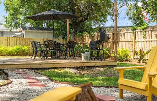 BeeKeeper's Inn - Beautifully Renovated 1929 Bungalow with 2 Bedrooms on Brick Street near Tampa's Attractions - Foto 37