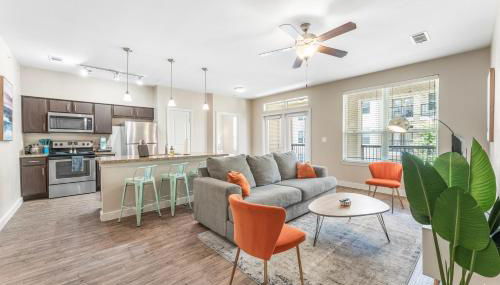 Prime SoCo King Bed 1BR & 2BR Suites w Gym, Pickleball, Laundry - Photo 2