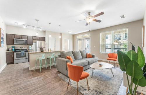 Prime SoCo King Bed 1BR & 2BR Suites w Gym, Pickleball, Laundry - Photo 2