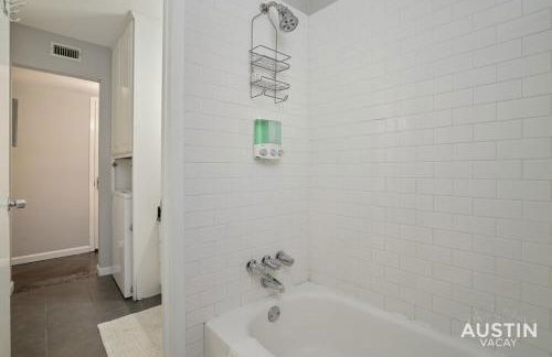 Chic Poolside Homebase Steps from South Congress - Foto 18