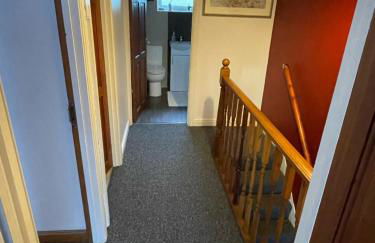 Lovely 4 bed house with patio & bbq - Photo 28