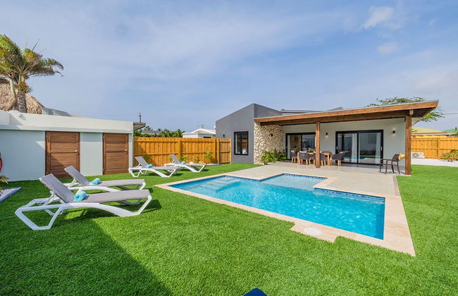 Brand NEW 3br2ba w Private Pool Amazing Location - Foto 1