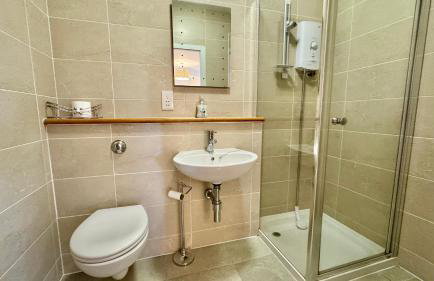 24 CLIFF APARTMENT-3 BED-GROUND FLOOR-SEA VIEWS - Photo 16