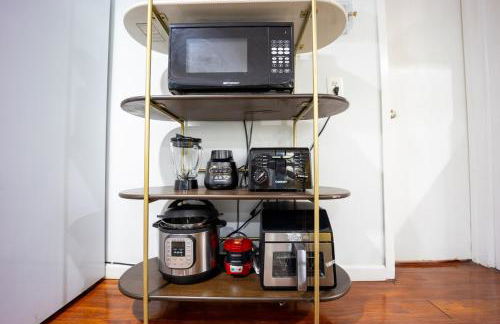 Bright 3bed basement with backyard & free parking - Foto 6